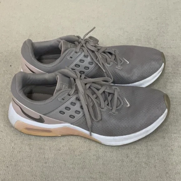 EUC Woman’s Nike sneakers - Picture 3 of 6